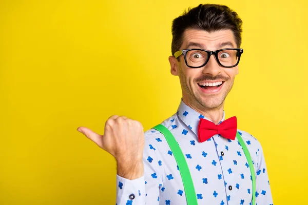 Foto do jovem feliz sorriso positivo ponto polegar espaço vazio anúncio promo decidir seguir isolado sobre fundo de cor amarela — Fotografia de Stock