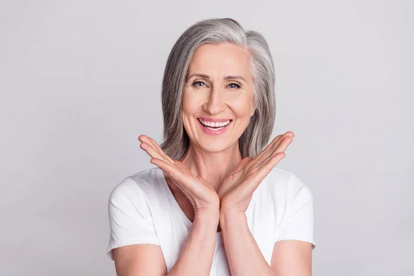 Foto de alegre anciana feliz sonrisa dentada positiva desgaste camiseta aislada sobre fondo de color gris — Foto de Stock