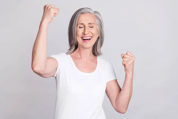 Photo de femme âgée heureux sourire positif excité célébrer le succès de la victoire isolé sur fond de couleur grise — Photo