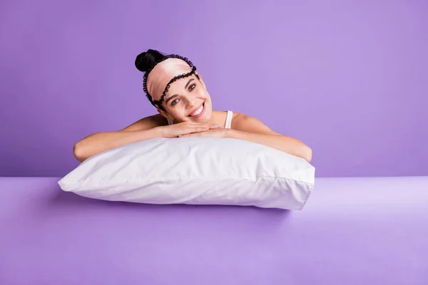 Zdjęcie portret uroczej dziewczyny leżącej na poduszce z maską do spania uśmiechnięta odizolowana na pastelowym fioletowym tle — Zdjęcie stockowe