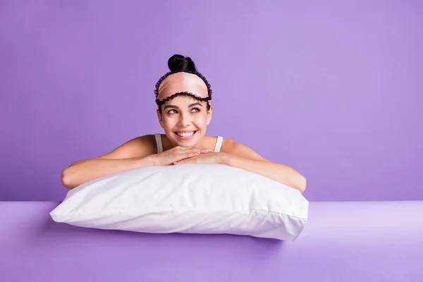 Zdjęcie portret uroczej dziewczyny leżącej na poduszce marząc patrząc copyspace uśmiechając się izolowany na pastelowym fioletowym tle koloru — Zdjęcie stockowe
