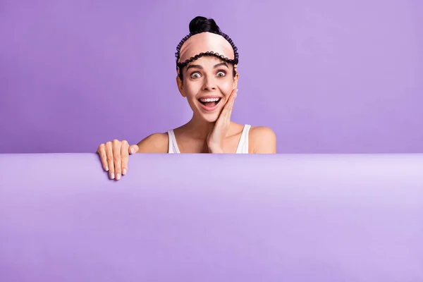 Zdjęcie portret cute girl zdumiony dotykając policzek w pobliżu pustej przestrzeni na tabliczce izolowane na pastelowym fioletowym tle koloru — Zdjęcie stockowe