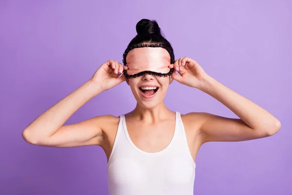 Foto de feliz sorrindo alegre animado bom humor menina tampa fechar os olhos com olhos máscara isolada no fundo cor violeta — Fotografia de Stock