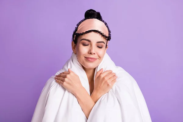 Foto de feliz sonriente mujer joven soñadora positiva cubierta de manta relajante aislado sobre fondo de color púrpura —  Fotos de Stock