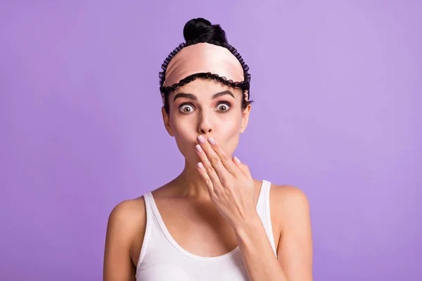 Fotografie šokované překvapená žena kryt úzká ústa s rukou oops vinen izolované na fialové barvy pozadí — Stock fotografie