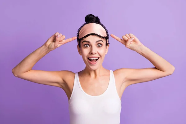 Foto di felice eccitato sorridente amore ragazza punto dito a occhio maschera svegliarsi mattina isolato su sfondo di colore viola — Foto Stock