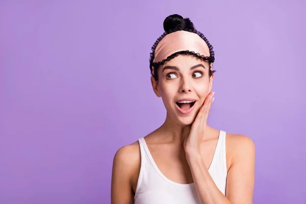 Foto de feliz animado sorrindo alegre menina olhar copyspace segurar mão bochecha ouvir fofocas isoladas no fundo cor violeta — Fotografia de Stock