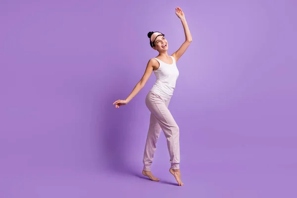 Longitud completa tamaño del cuerpo foto de la mujer haciendo ejercicios de la mañana sonriendo en pijama aislado pastel violeta color de fondo con copyspace — Foto de Stock