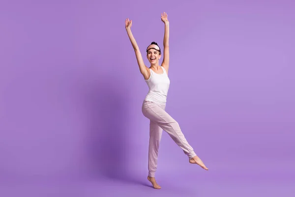 Longitud completa tamaño del cuerpo foto de la mujer se despertó haciendo ejercicios de la mañana aislado pastel color púrpura fondo con espacio en blanco — Foto de Stock