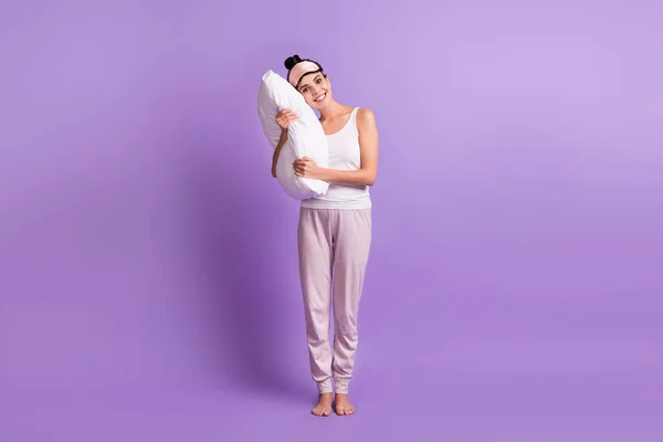 Pełna długość ciała rozmiar zdjęcie dziewczyny przytulanie poduszki marzy noszenie maski spanie uśmiechnięty odizolowany pastelowy fioletowy kolor tła — Zdjęcie stockowe