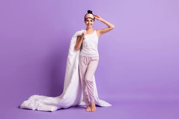 Photo pleine grandeur de heureuse souriante femme souriante en pyjama tenir couverture isolé sur fond de couleur violette — Photo