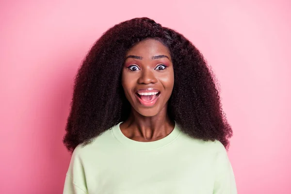 Foto de joven feliz emocionado loco sonriendo chica positiva sorprendida ver gran descuento venta aislado en el fondo de color rosa — Foto de Stock