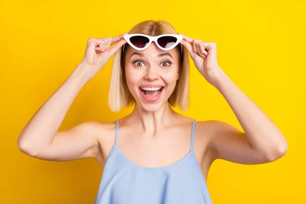 Foto di allegro bello biondo capelli corti signora indossare occhiali blu superiore isolato su sfondo di colore giallo — Foto Stock