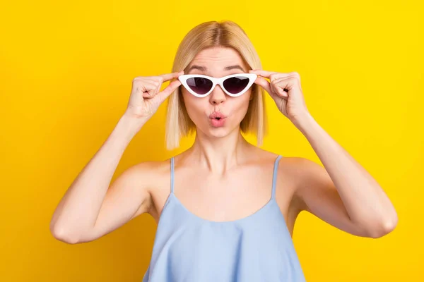 Foto di impressionato biondo capelli corti signora indossare occhiali blu superiore isolato su sfondo di colore giallo — Foto Stock