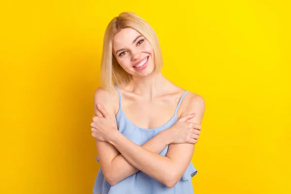 Foto de alegre loira de cabelo curto senhora abraçar-se usar top azul isolado no fundo de cor amarela — Fotografia de Stock