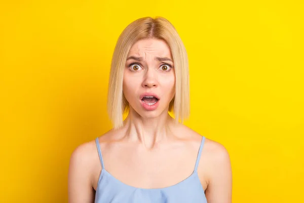Foto de pelo corto rubio triste dama boca abierta usar top azul aislado sobre fondo de color amarillo —  Fotos de Stock