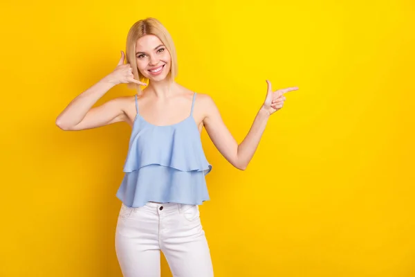 Foto van mooie blonde korte haar dame vragen om punt lege ruimte dragen blauwe top geïsoleerd op gele kleur achtergrond bellen — Stockfoto