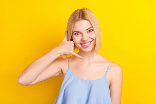 Foto van tanden schattig blond kort haar dame vragen om te bellen slijtage blauwe top geïsoleerd op gele kleur achtergrond — Stockfoto