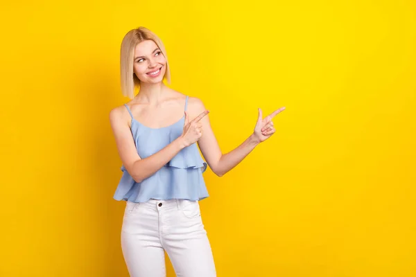 Foto van optimistisch mooi blond kort haar lady point look leeg ruimte slijtage blauw top geïsoleerd op gele kleur achtergrond — Stockfoto