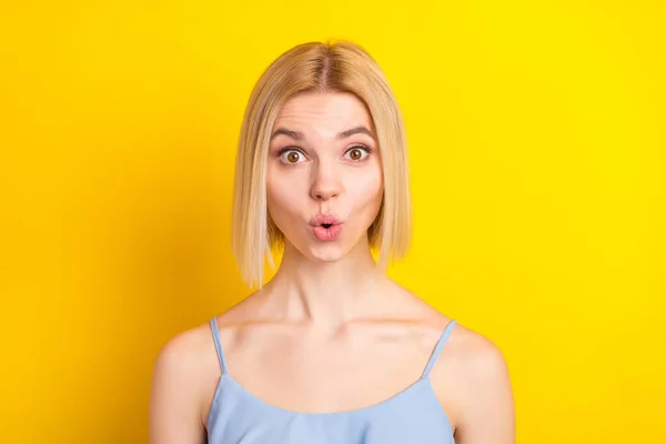 Foto di impressionato biondo capelli corti signora indossare top blu isolato su sfondo di colore giallo vivido — Foto Stock