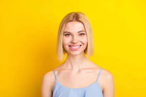 Zdjęcie wesołych blond krótkie włosy pani nosić niebieski top odizolowany na żywy żółty kolor tła — Zdjęcie stockowe
