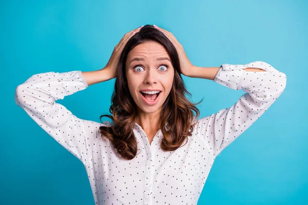 Portrait von beeindruckt nett brünettes Mädchen Arme Haare tragen Hemd isoliert auf teal Farbe Hintergrund — Stockfoto