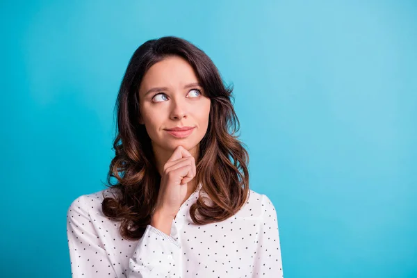 Retrato de pensar agradable chica morena mano barbilla mirada espacio vacío desgaste camisa aislado en color verde azulado fondo —  Fotos de Stock