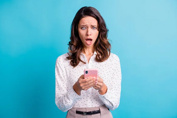 Portrait de fille brune triste impressionnée crier regarder téléphone porter chemise isolée sur fond de couleur sarcelle — Photo