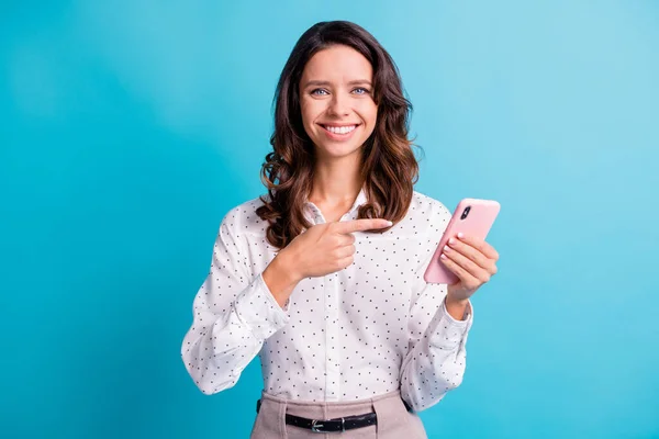 İyimser esmer kızın fotoğrafı. Puanlı telefon. Tişört, deniz mavisi arka planında izole edilmiş. — Stok fotoğraf