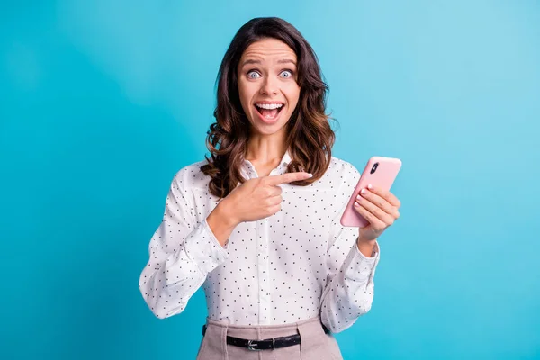 Foto van onder de indruk brunette meisje punt telefoon slijtage shirt geïsoleerd op teal kleur achtergrond — Stockfoto