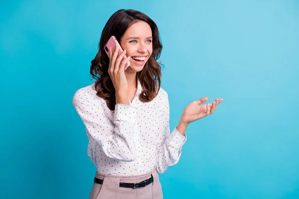 Profiili kuva optimistinen brunette tyttö puhua puhelin kulumista paita eristetty sinivihreä tausta — kuvapankkivalokuva