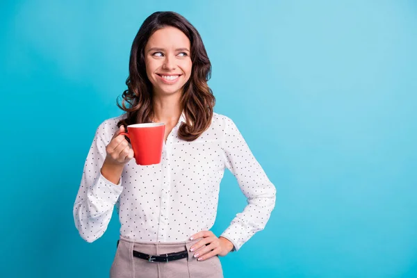 Retrato de menina morena otimista segurar xícara de chá olhar espaço vazio desgaste camisa isolada no fundo cor teal — Fotografia de Stock