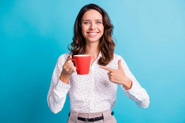 ポートレートの楽観的なブルネットの女の子ポイントカップのお茶の服シャツ絶縁上のティール色の背景 — ストック写真