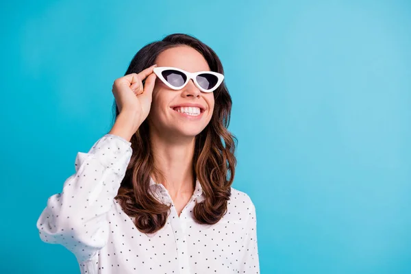 Porträtt av optimistiska brunett flicka touch glasögon ser tomt utrymme slitage skjorta isolerad på teal färg bakgrund — Stockfoto