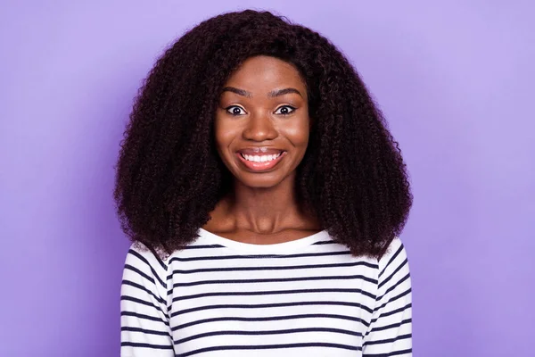 Retrato de chica atractiva alegre de pelo ondulado buena noticia reacción aislada sobre violeta color púrpura fondo — Foto de Stock