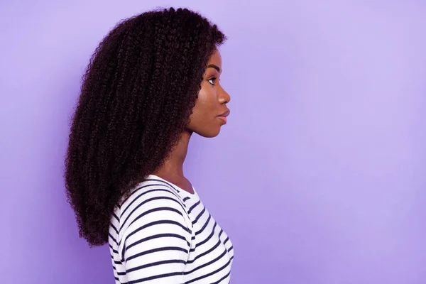 Foto de perfil de señora joven confiada mirada espacio vacío desgaste suéter rayado aislado sobre fondo de color violeta — Foto de Stock