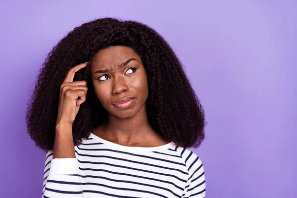 Foto da jovem menina africana dedo toque cabeça acho que a memória lembre-se olhar espaço vazio isolado sobre fundo de cor roxa — Fotografia de Stock