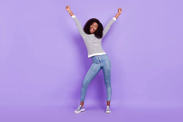 Foto em tamanho completo de agradável grato jovem senhora mãos punhos desgaste listrado pulôver jeans isolado na cor violeta fundo — Fotografia de Stock
