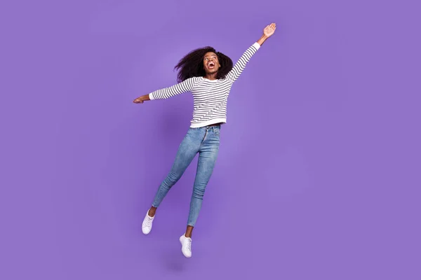 Full body foto van onder de indruk millennial dame springen vangen slijtage pullover jeans geïsoleerd op violet kleur achtergrond — Stockfoto