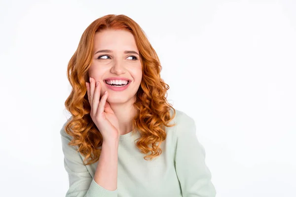 Porträt von charmant neugierig verträumt Dame Hand berühren Wange Blick Seite leer Raum tragen lässig Pullover isoliert weißen Hintergrund — Stockfoto