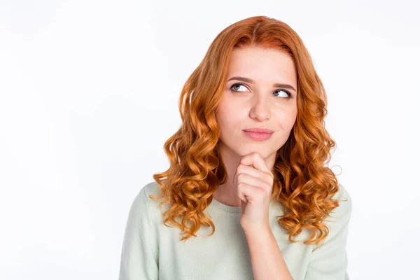 Retrato fotográfico de una joven pelirroja tocando la barbilla soñadora y reflexiva con aspecto de copyspace aislado sobre fondo de color blanco —  Fotos de Stock