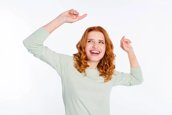 Foto portret van rood haar jong meisje ontspannen dansen op partij op zoek copyspace geïsoleerd op witte kleur achtergrond — Stockfoto