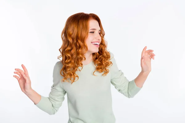 Foto retrato de cabelos vermelhos jovem dançando na festa sorrindo muito feliz isolado no fundo da cor branca — Fotografia de Stock