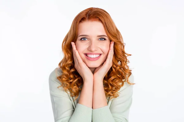 Foto retrato de mulher de cabelos vermelhos sorrindo tocando bochechas alegrou-se isolado no fundo de cor branca — Fotografia de Stock