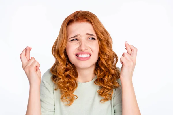 Foto portret van rood harige vrouw op zoek copyspace met gekruiste vingers hoop op geluk geïsoleerde witte kleur achtergrond — Stockfoto