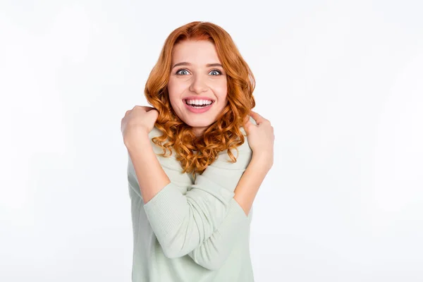 Φωτογραφία πορτρέτο του κόκκινα μαλλιά κορίτσι χαριτωμένο αγκαλιάζει τον εαυτό της γέλιο απομονωμένο λευκό χρώμα φόντο — Φωτογραφία Αρχείου