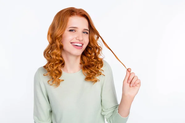 Foto retrato de menina de cabelos vermelhos em roupa casual tocando o cabelo sorrindo isolado fundo de cor branca — Fotografia de Stock