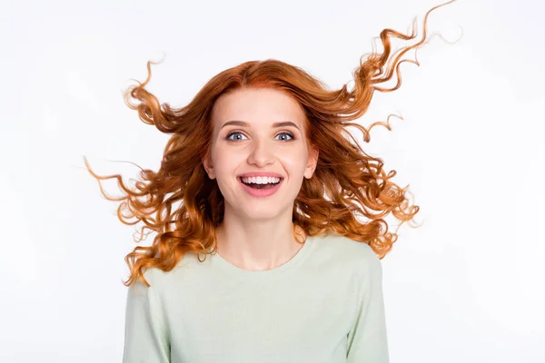 Portrait photo de fille aux cheveux rouges en tenue décontractée souriant ravi avec les cheveux volants isolé fond de couleur blanche — Photo