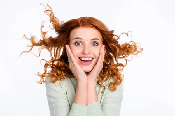 Foto portrét červené vlasy dívka užaslý dotykové tváře s letícími vlasy s úsměvem izolované bílé barvy pozadí — Stock fotografie