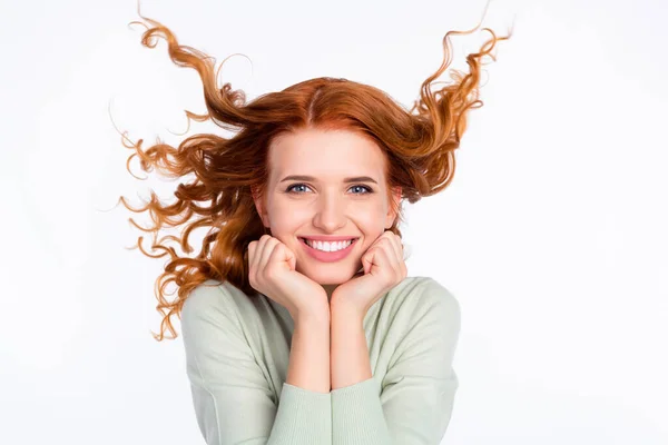 Фотопортрет молодой женщины милые счастливые трогательные щеки с летящими волосами улыбается изолированный белый цвет фона — стоковое фото